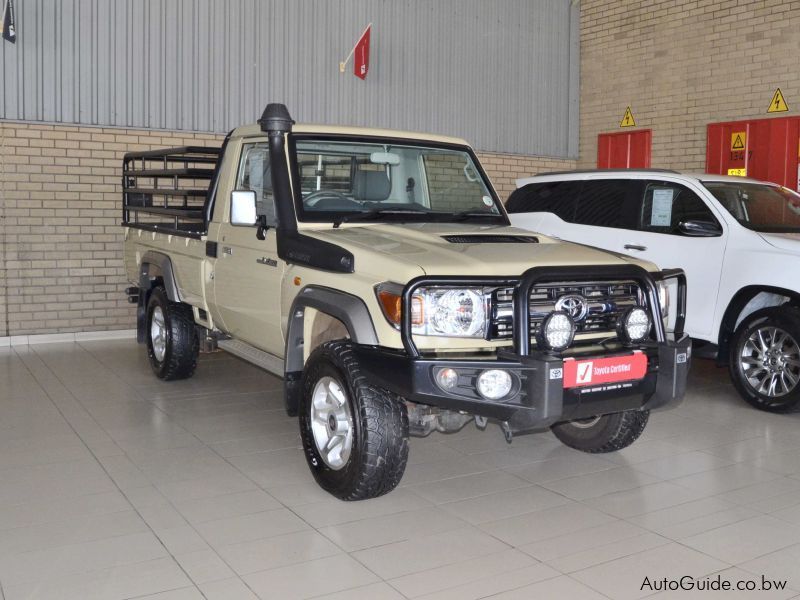 Toyota Land Cruiser LX V8 in Botswana