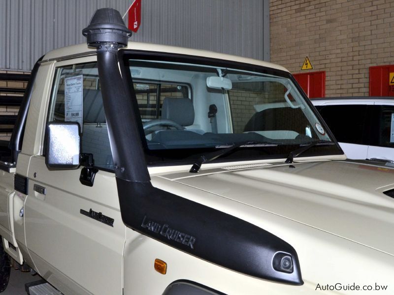 Toyota Land Cruiser LX V8 in Botswana